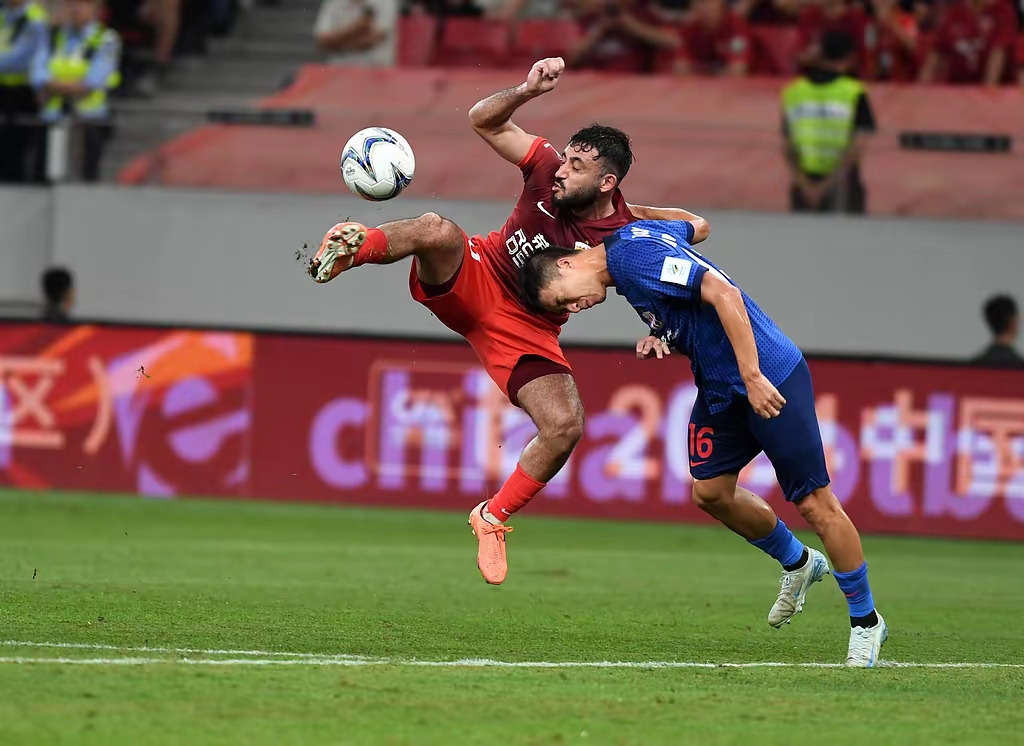 包含欧洲足球超级联赛争夺日渐激烈的词条