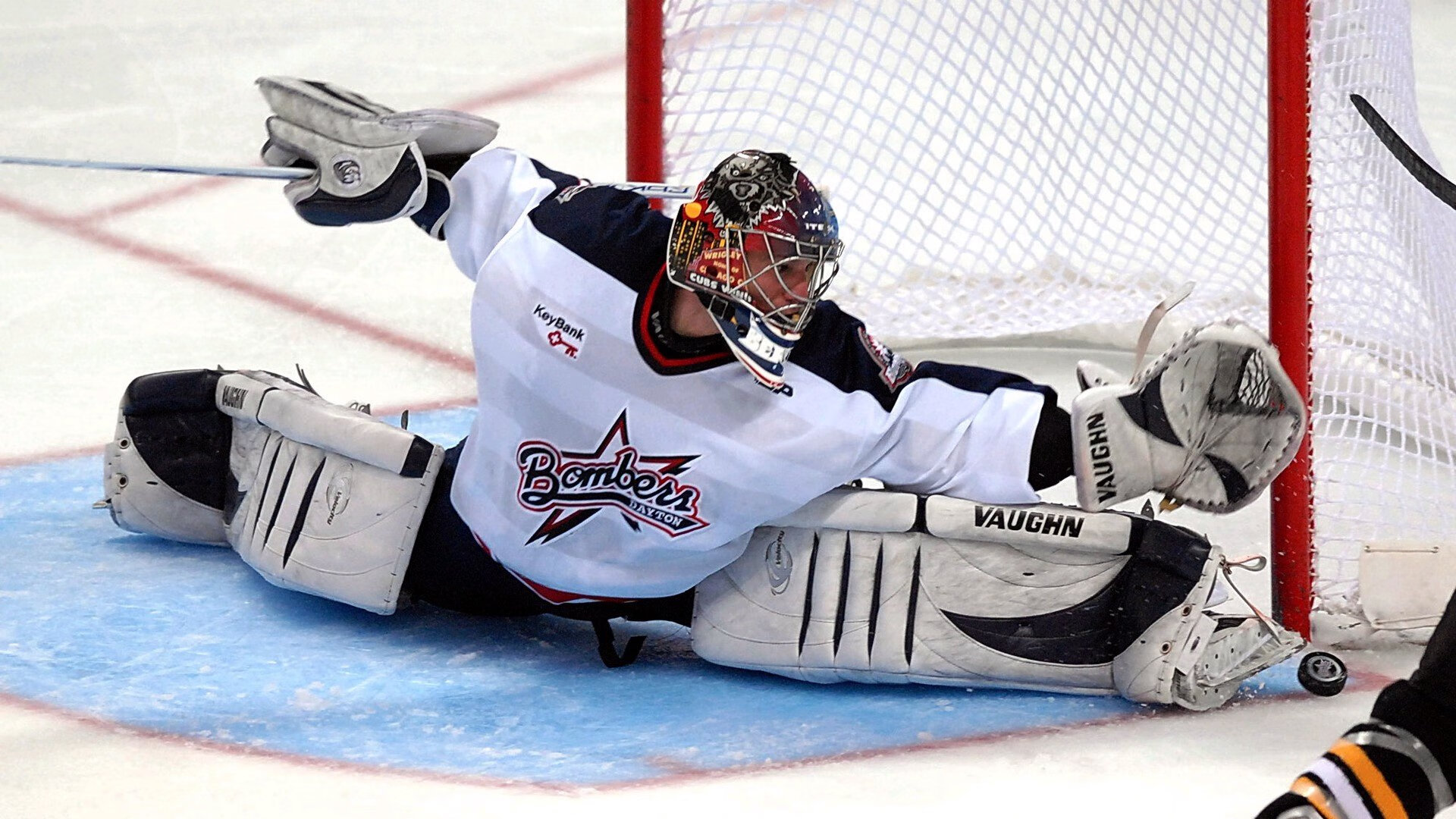 开云体育直播-赛道上的绝杀，塞恩斯高光表现，迈凯伦力克阿斯顿马丁