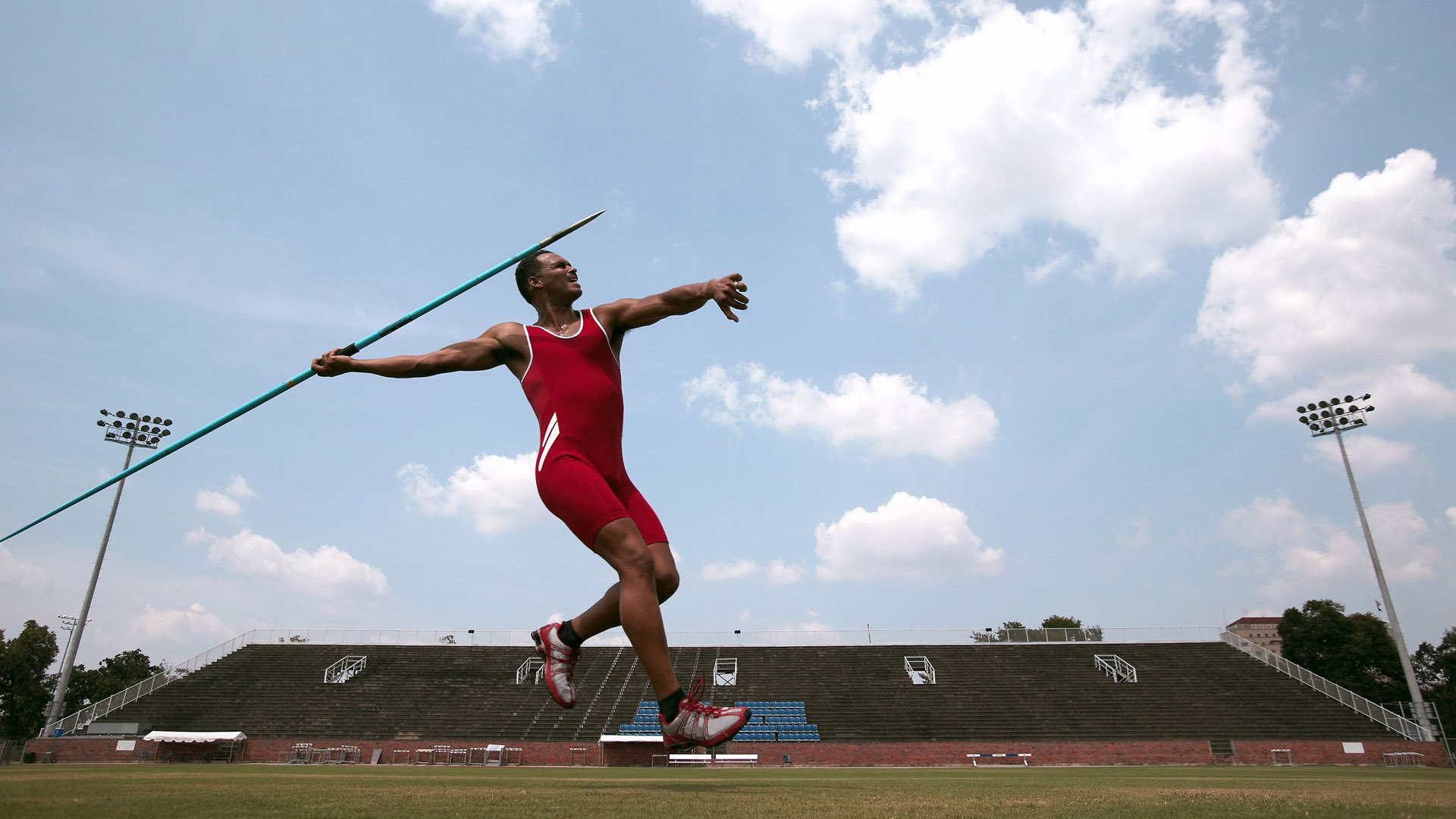步行者鏖战马刺,赵继伟点燃赛场,一场跨越国界的篮球交响